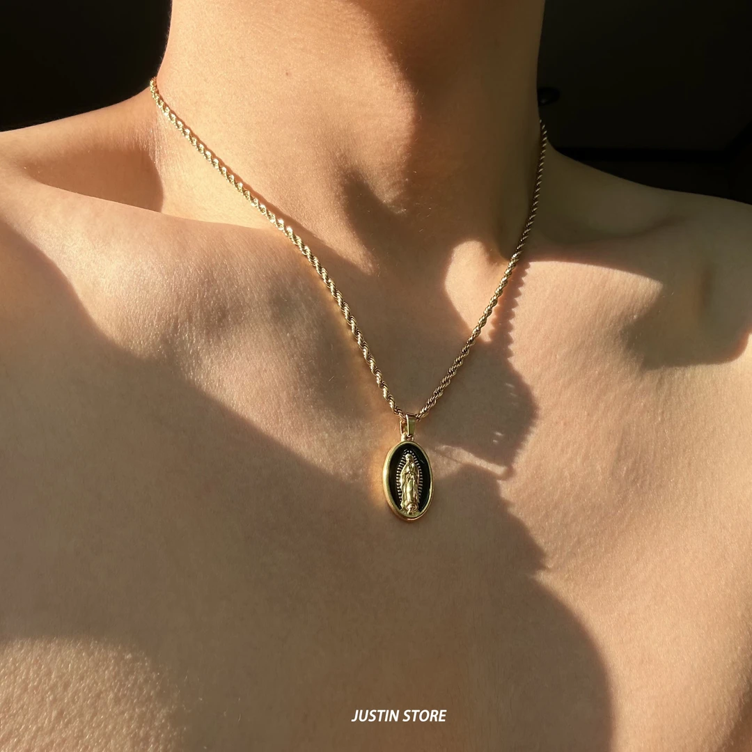 钛钢项链 金色椭圆人像吊坠嘻哈男复古做旧风个性潮高级感配饰