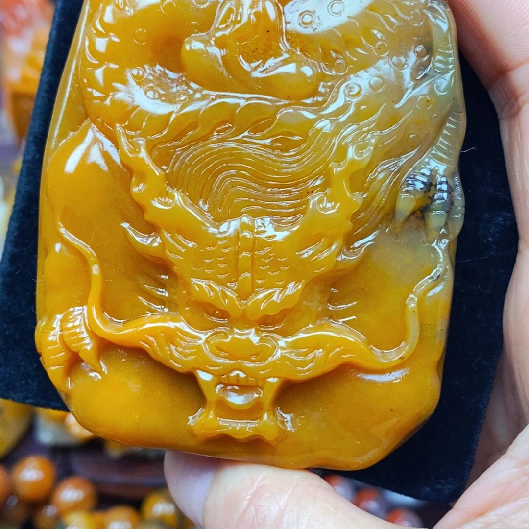 未镶嵌石英质玉（黄龙玉）颈饰