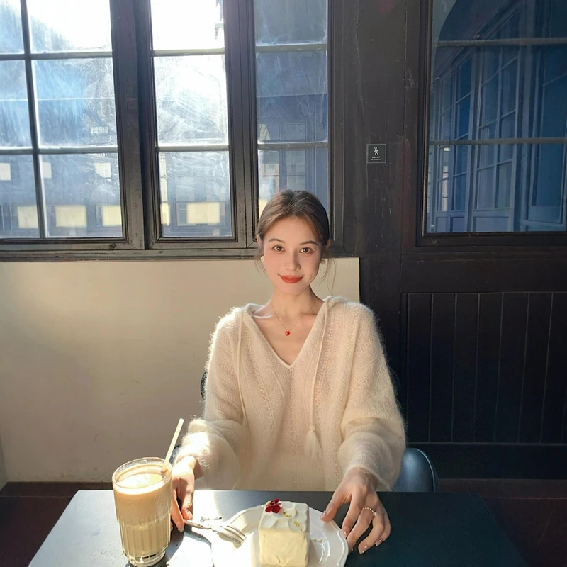 白色马海毛v领连帽针织衫女秋季温柔风软糯毛衣独特漂亮休闲上衣