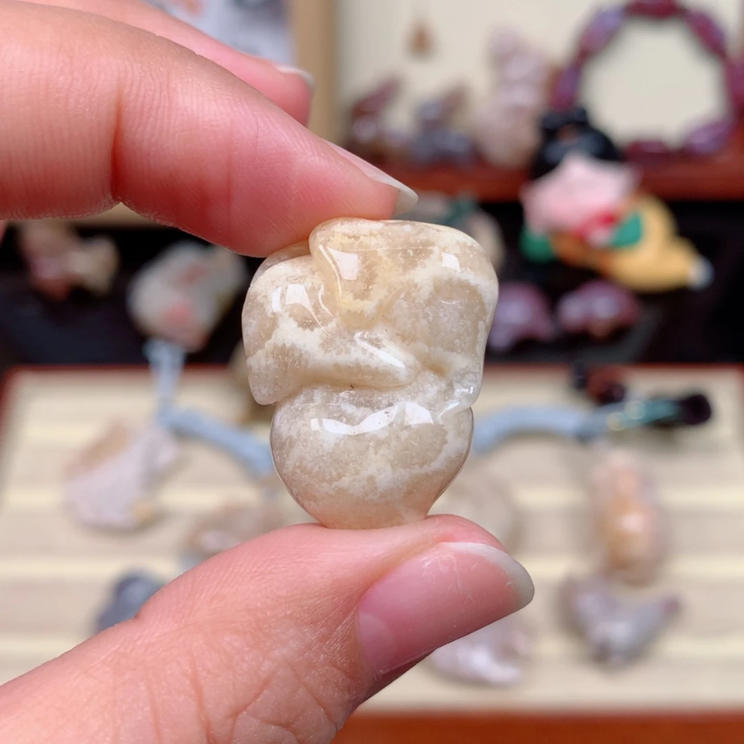 未镶嵌颈饰硅化玉