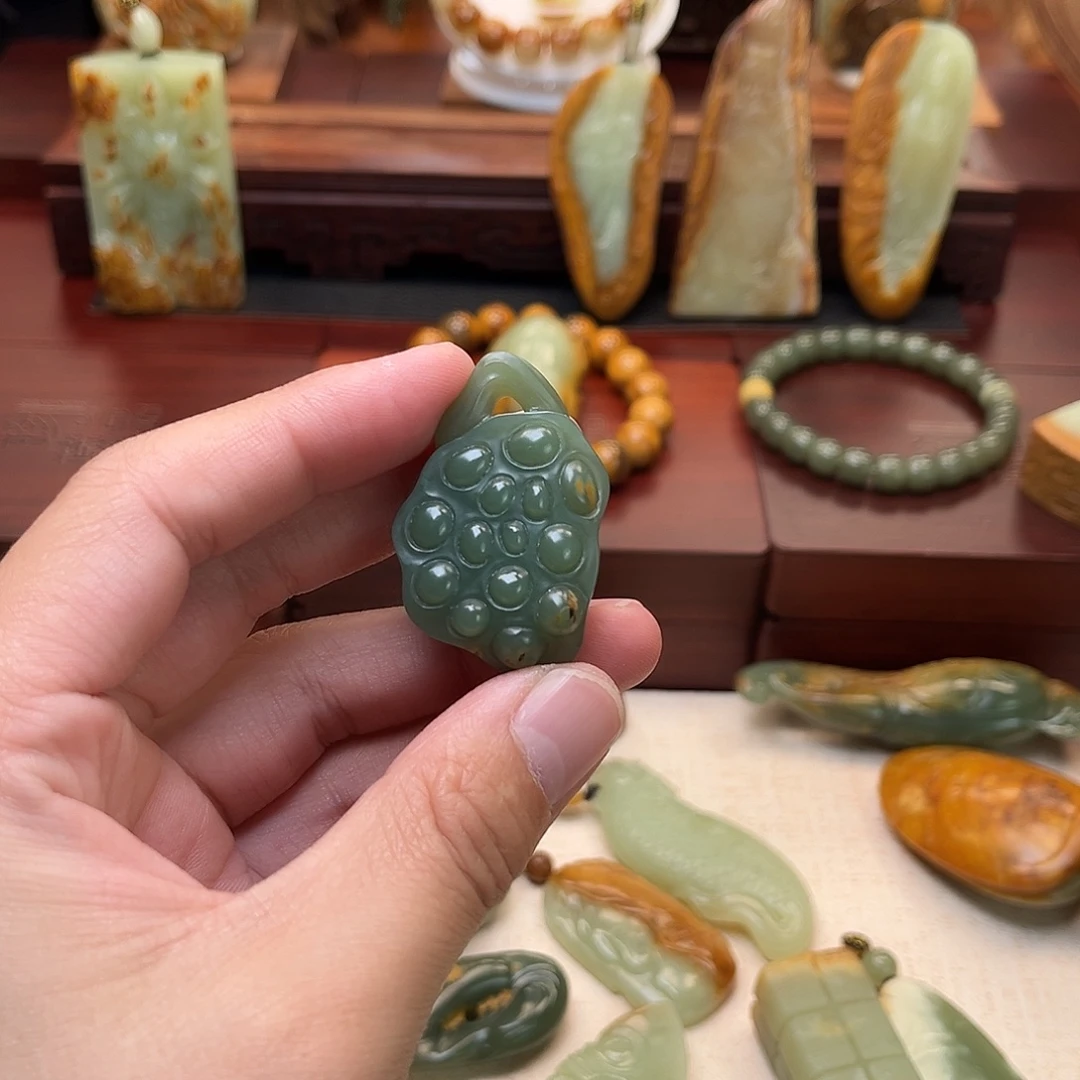 阿****颈饰未镶嵌岫岩河磨玉（透闪石质玉）