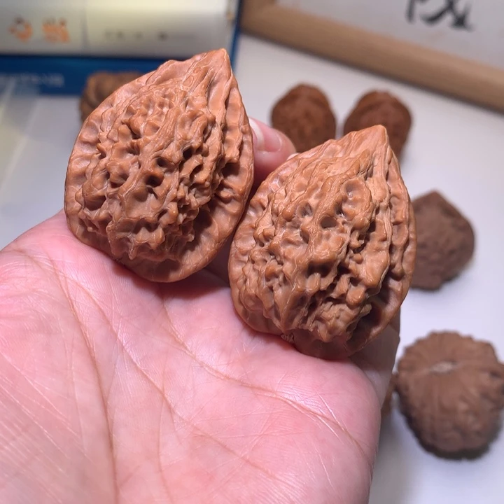 把件文玩核桃十三陵鸡心有黄