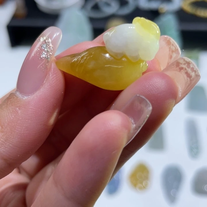 翡翠未镶嵌颈饰兔子