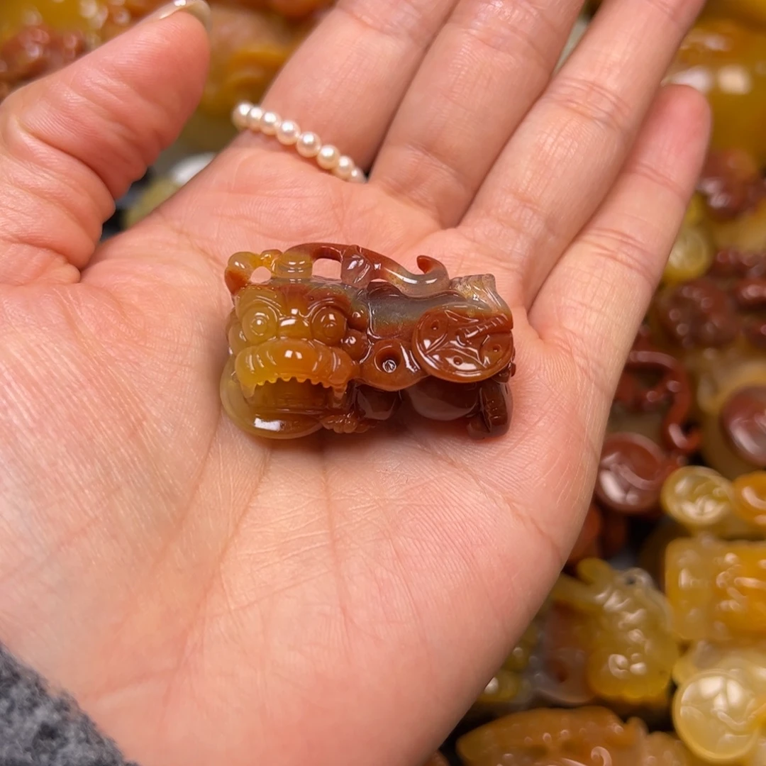 石英质玉（黄龙玉）未镶嵌颈饰
