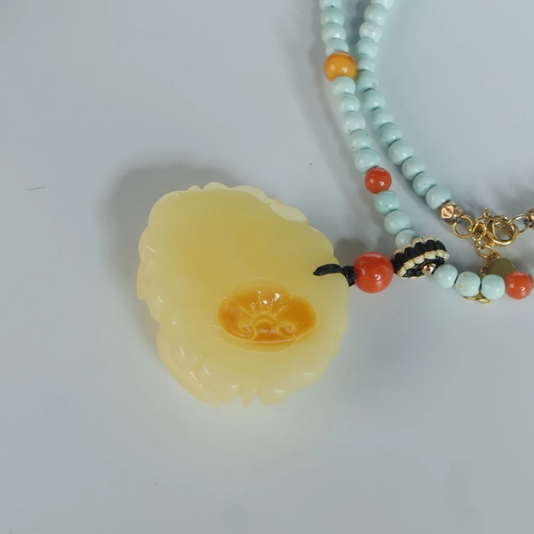 M5068 蜜蜡牡丹花绿松项链 3mm 17.51g