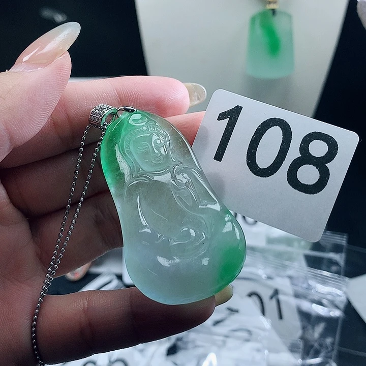 翡翠未镶嵌吊坠(赠链)