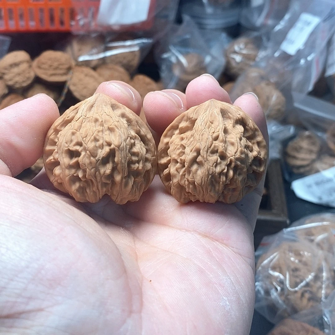 1文玩核桃龙纹印37-372