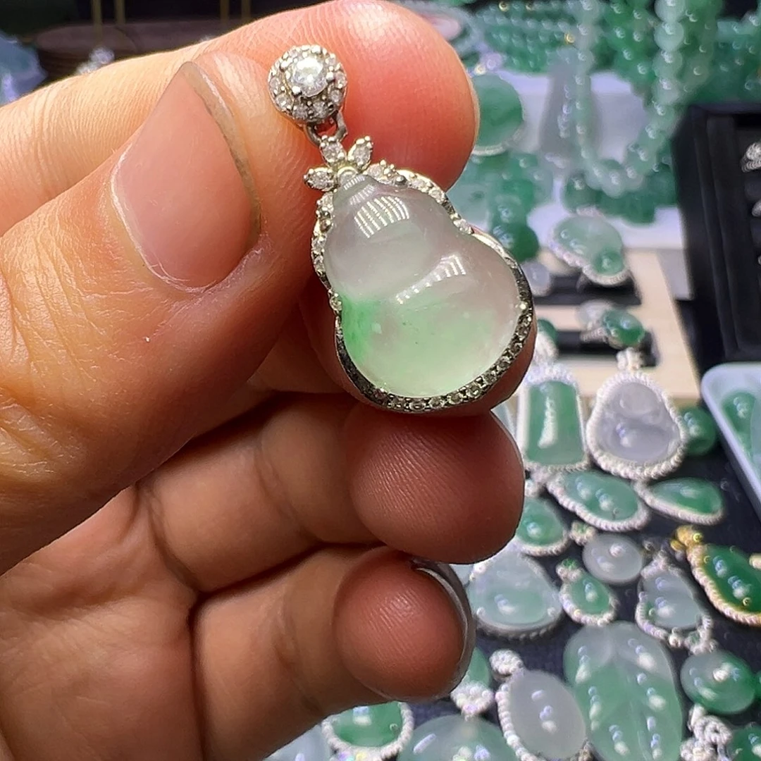 石英质玉（非洲翠）未镶嵌颈饰