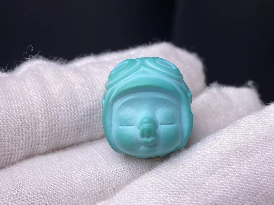 《富贵绿松石》湖北十堰天然原矿高瓷手工绿松石飞行员嘟嘟娃雕刻件