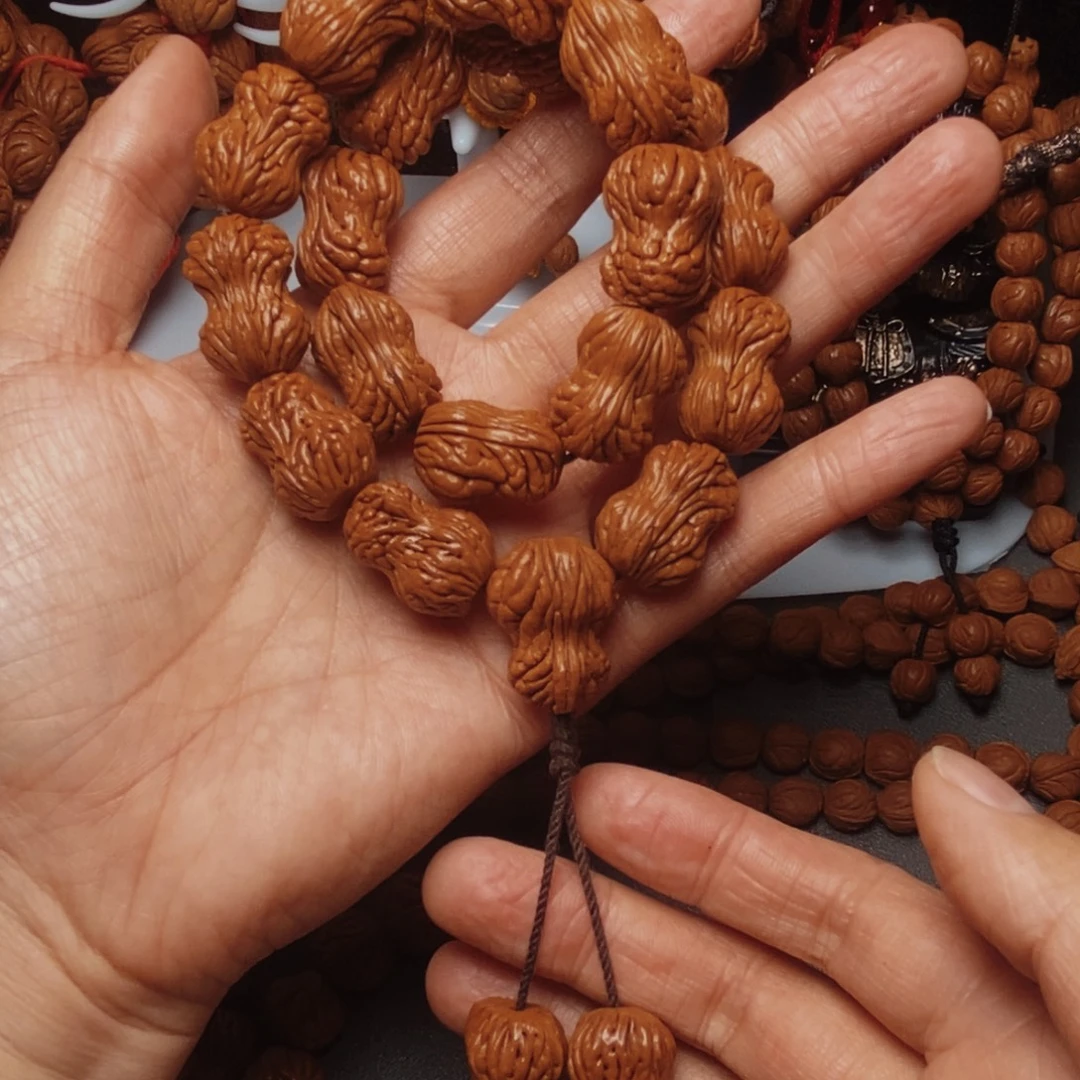 吊坠桃核桃枭手持1