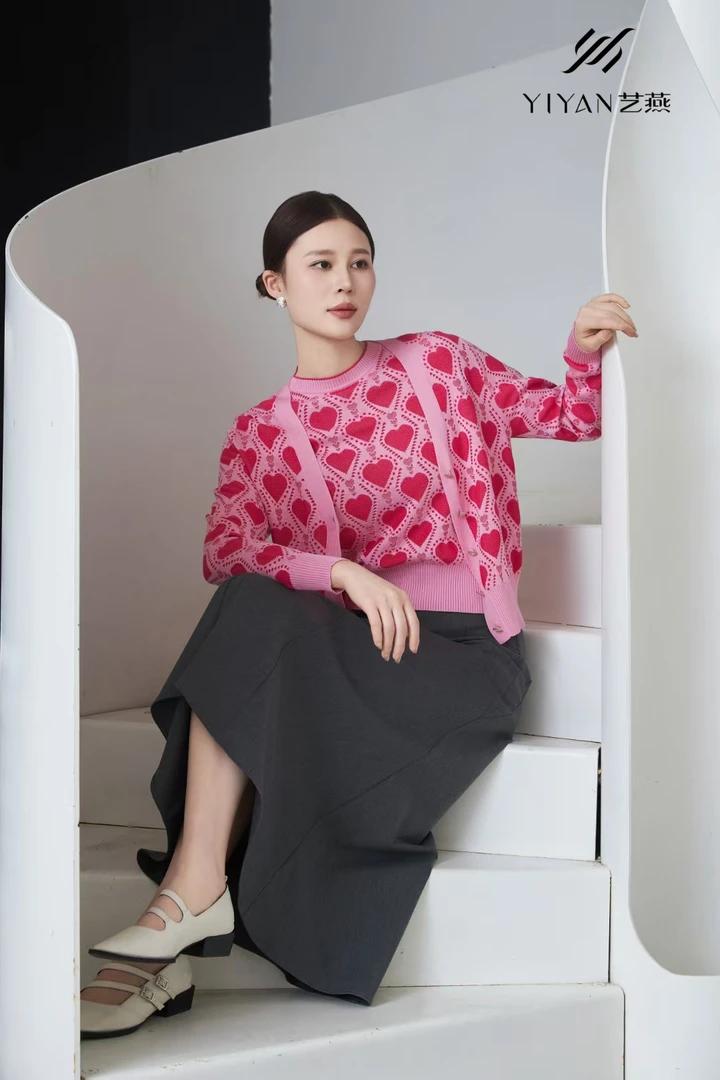 YIYAN艺燕-爱心拼色机理短袖针织