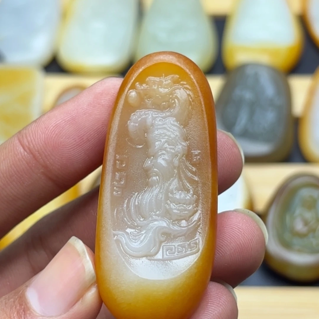 有***士和田玉未镶嵌颈饰