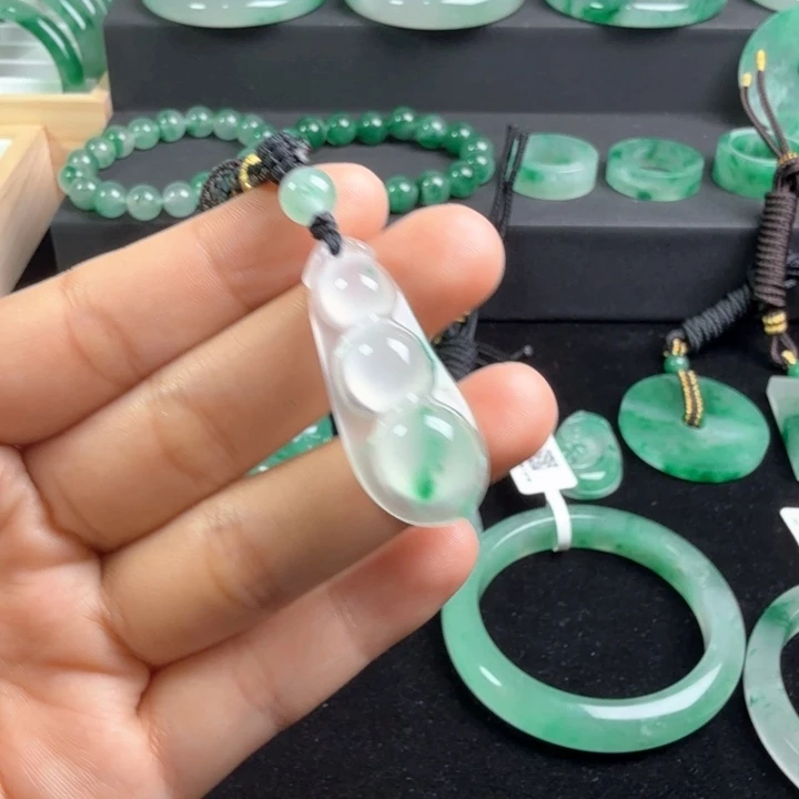 石英质玉未镶嵌颈饰