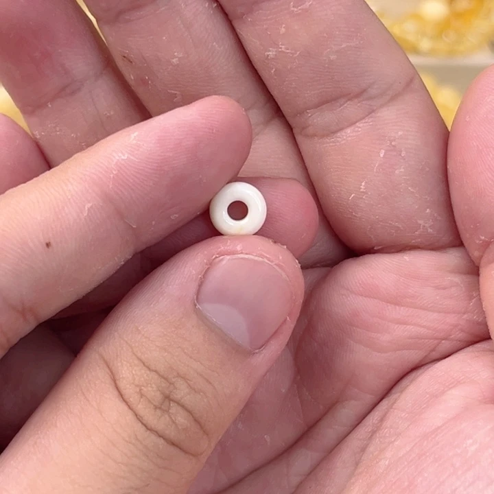 雅***茹未镶嵌琥珀珠宝奇石