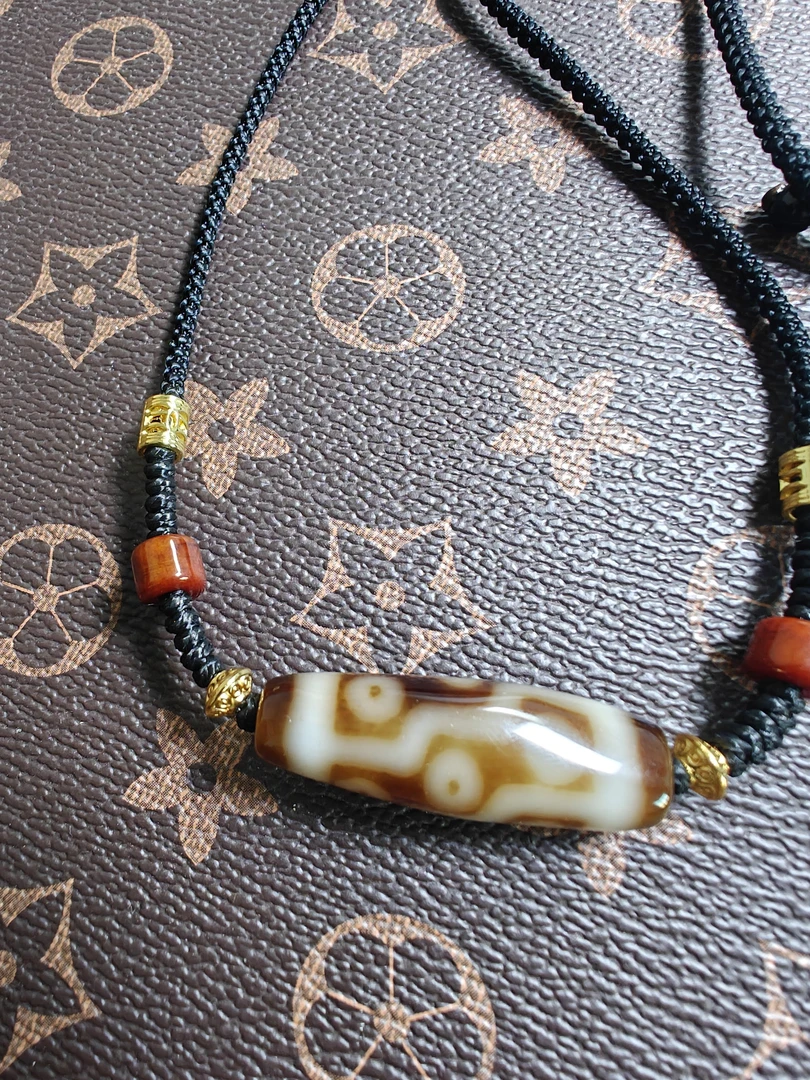 咖色折现九眼锁骨链珠体不是圆的