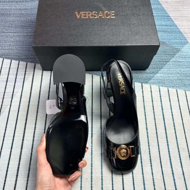 未使用 VERSACE/范思哲 范思哲黑色金扣凉鞋三九