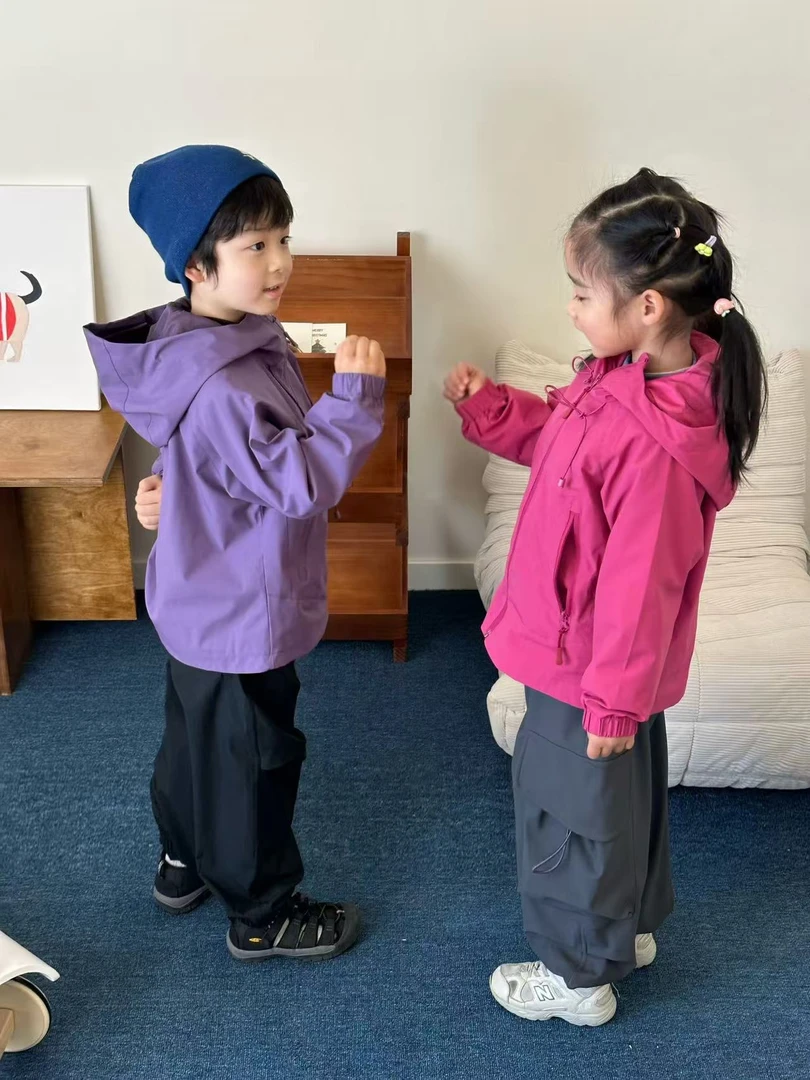 肉肉家-【多巴胺轻薄冲锋衣】儿童春季户外休闲运动拉来拿连帽外套