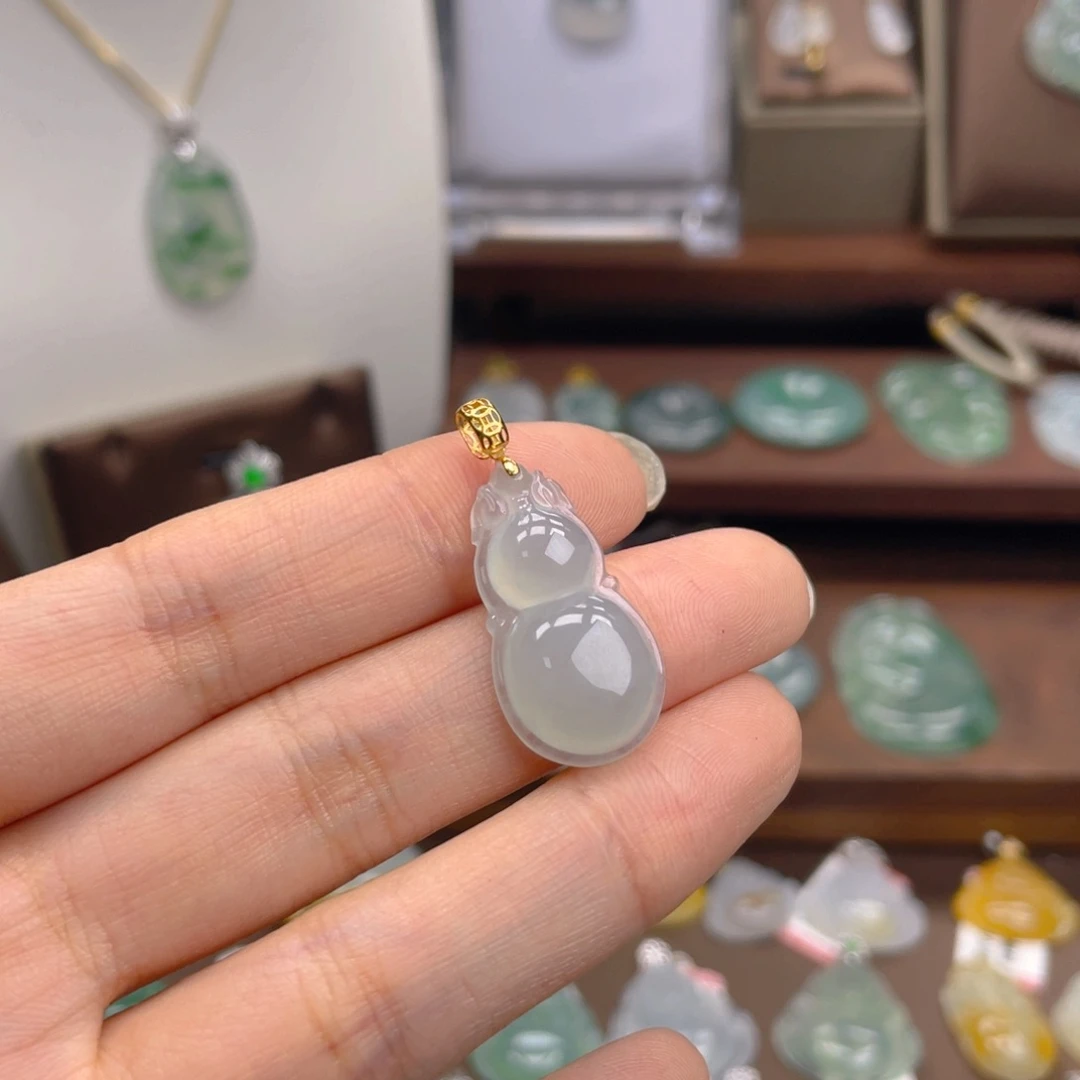 翡翠未镶嵌颈饰葫芦