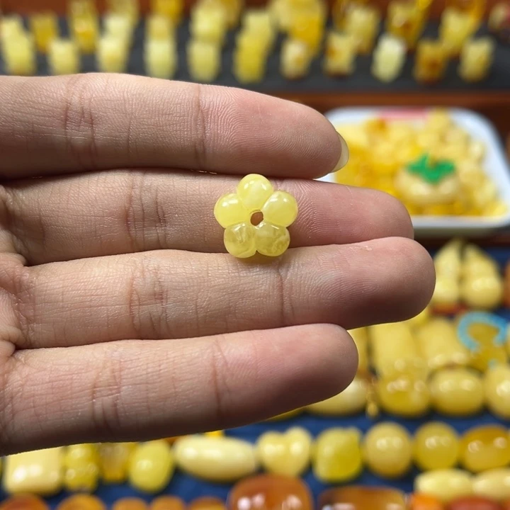 琥珀未镶嵌裸石卡13大加五瓣花一颗