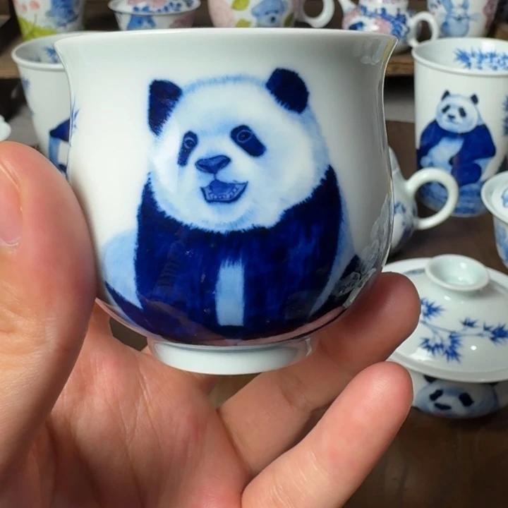手绘青花熊猫奇三妹茶杯