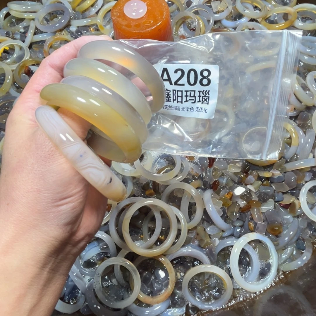 丽***宾玛瑙/玉髓未镶嵌手镯208