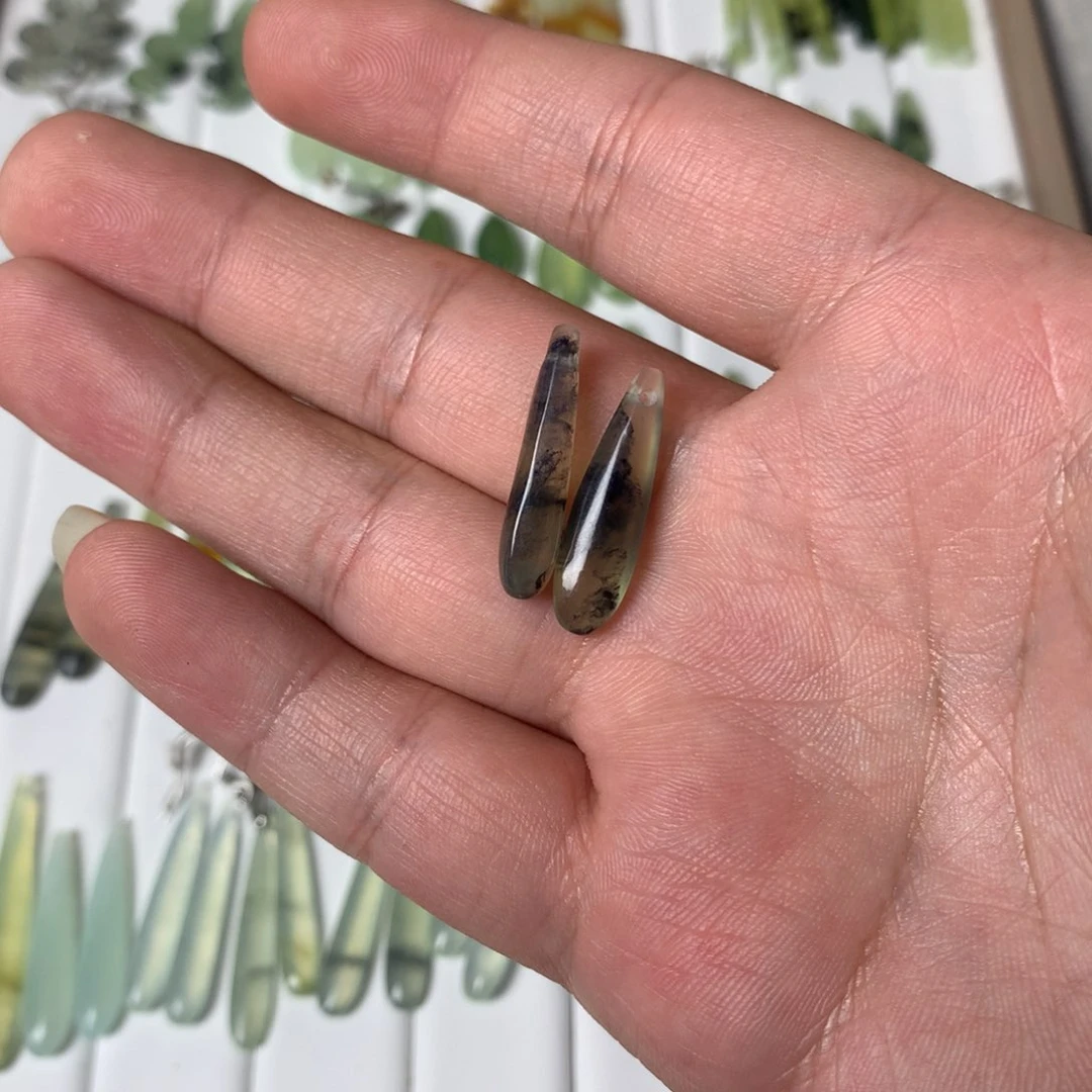 蛇纹石玉耳环未镶嵌你****尾