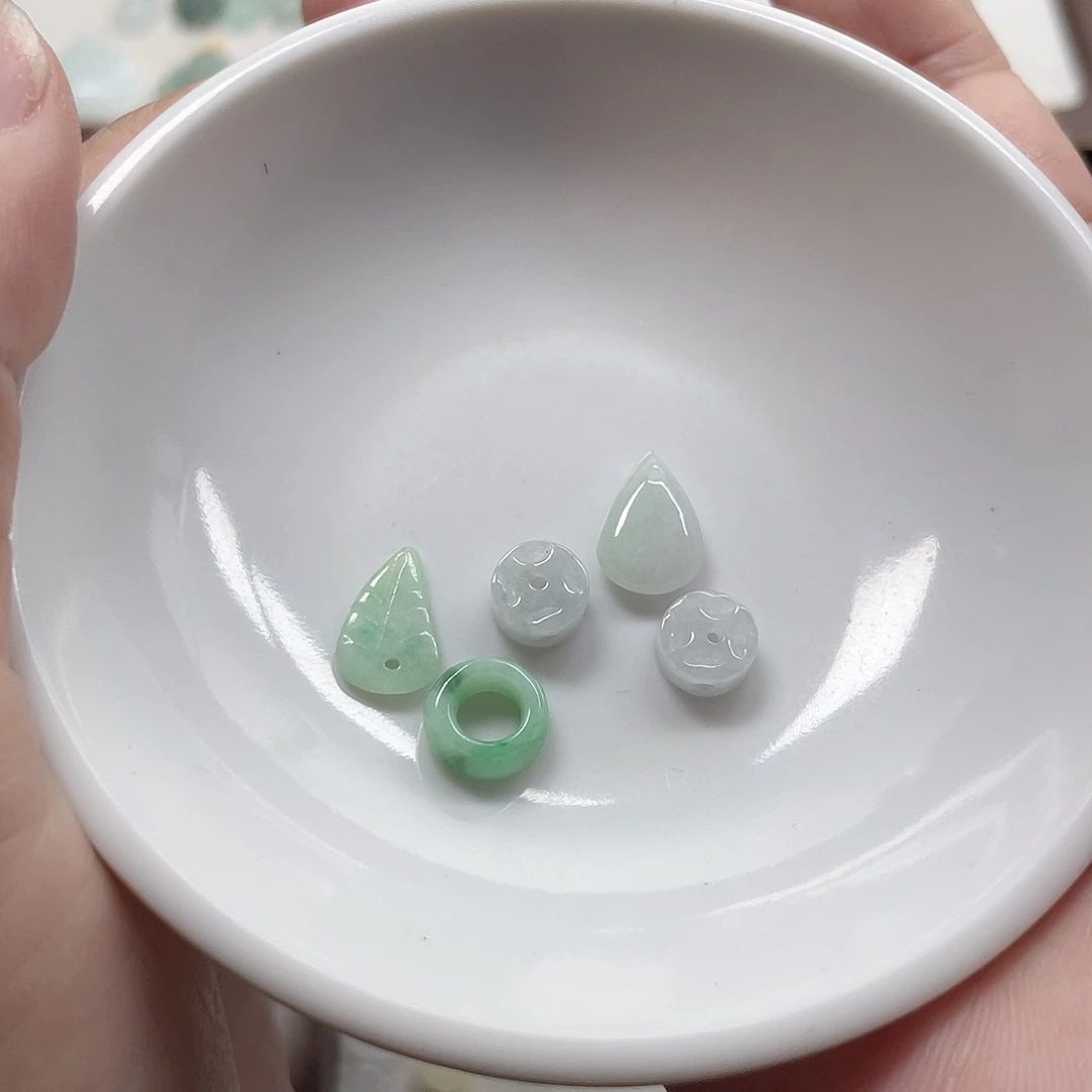 翡翠未镶嵌颈饰小提溜