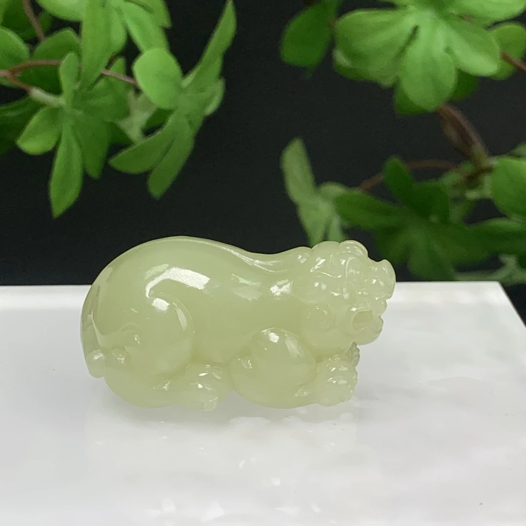 D015珠宝玉石精选和田玉吊坠