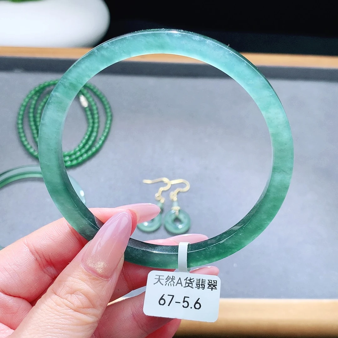 未镶嵌手镯（圆镯）翡翠