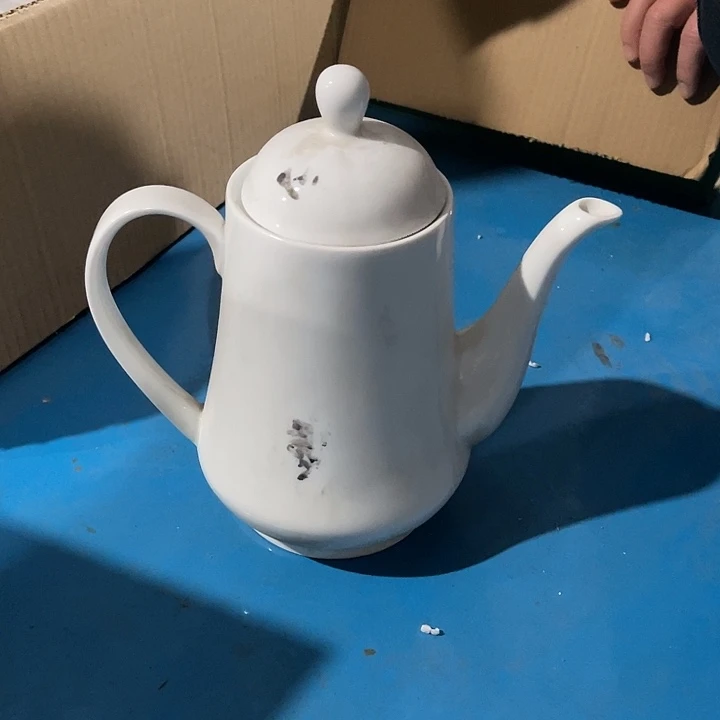 瓷片高白泥水壶一个，微瑕包邮，容量1200，自己洗