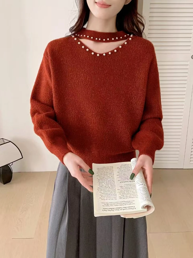圆领钉珠镂空设计感针织衫女2025冬季新款时尚露锁骨显瘦上衣