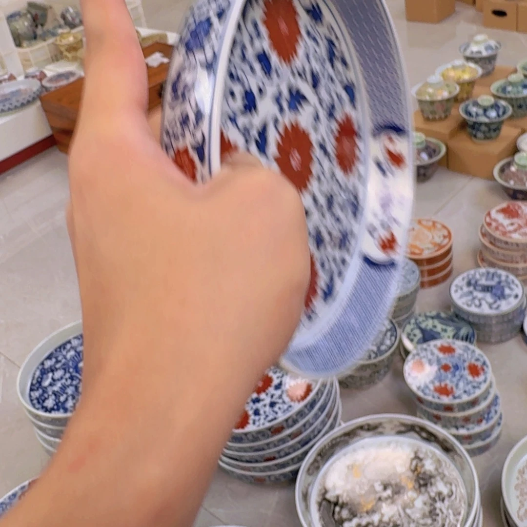 瓷片釉里红缠枝莲大壶乘景德镇