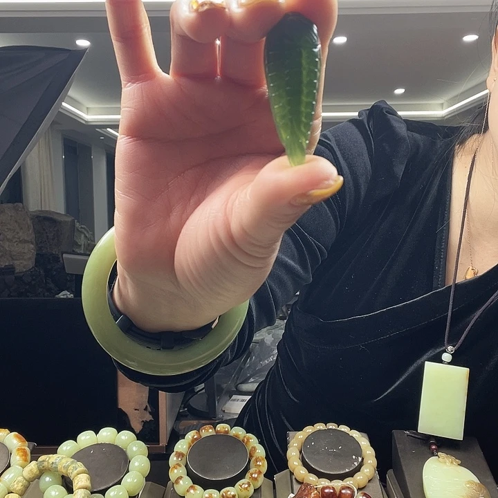 蛇纹石玉未镶嵌颈饰蛇文石