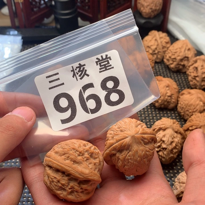 文玩核桃吊坠御尊