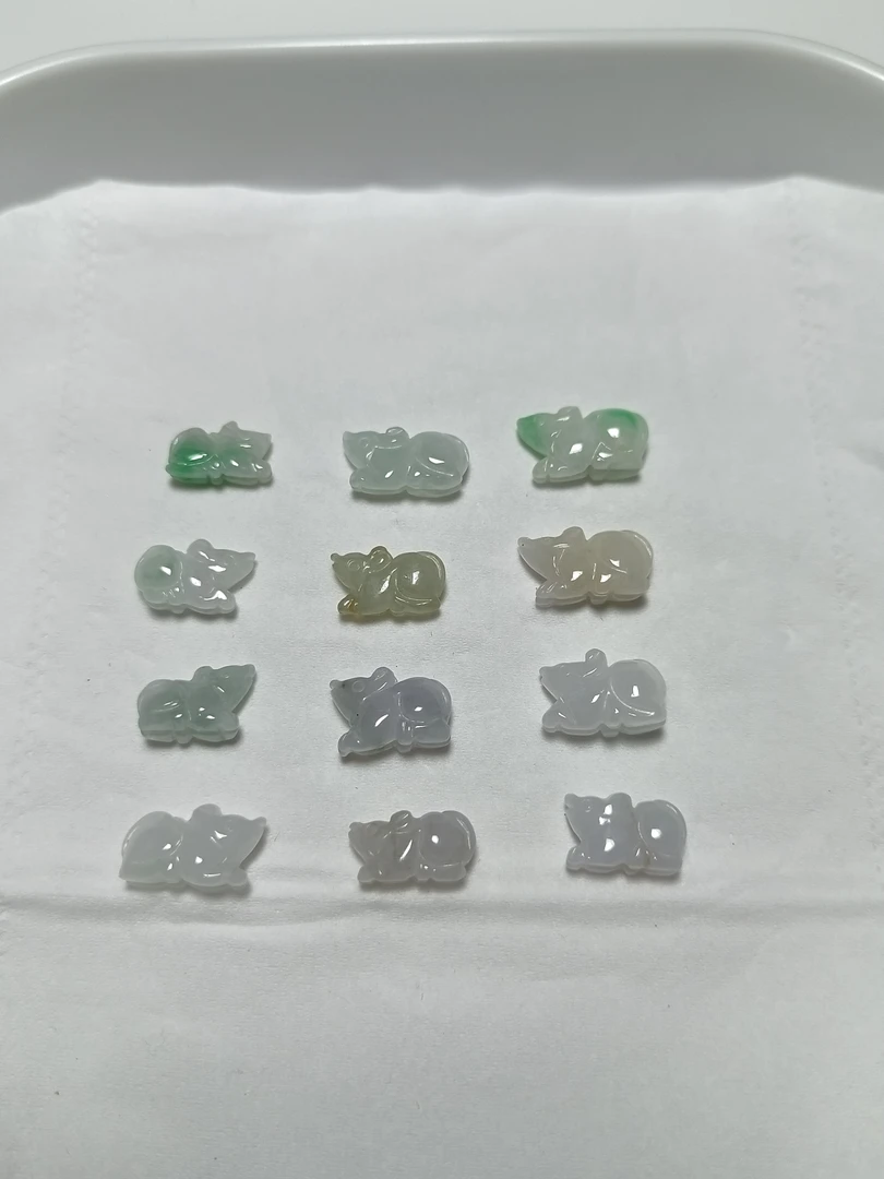 天然翡翠生肖通孔小老鼠一个（约13*8*4）（不接受备注直播间挑）