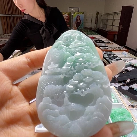 翡翠未镶嵌颈饰一个