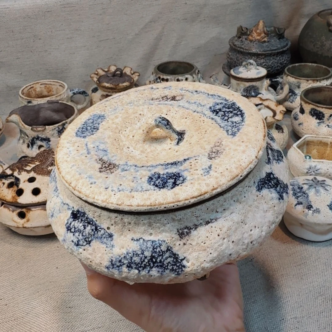 粉引一个三足茶叶罐一个