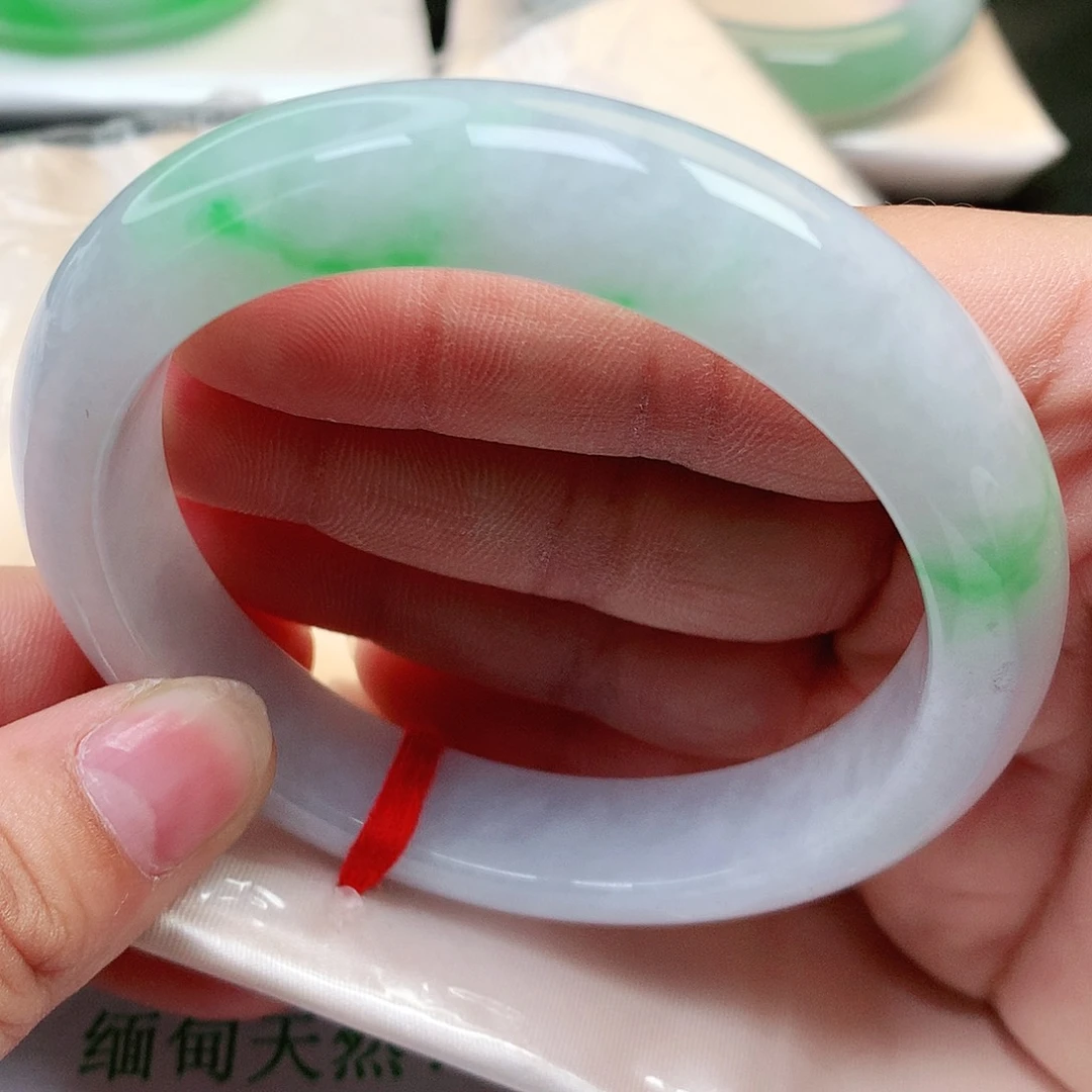 未镶嵌手镯翡翠白底青细腻大圈口飘金丝翠
