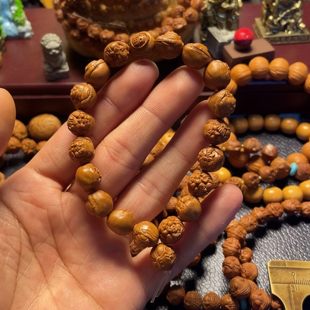 龙纹桃核雕刻横财神