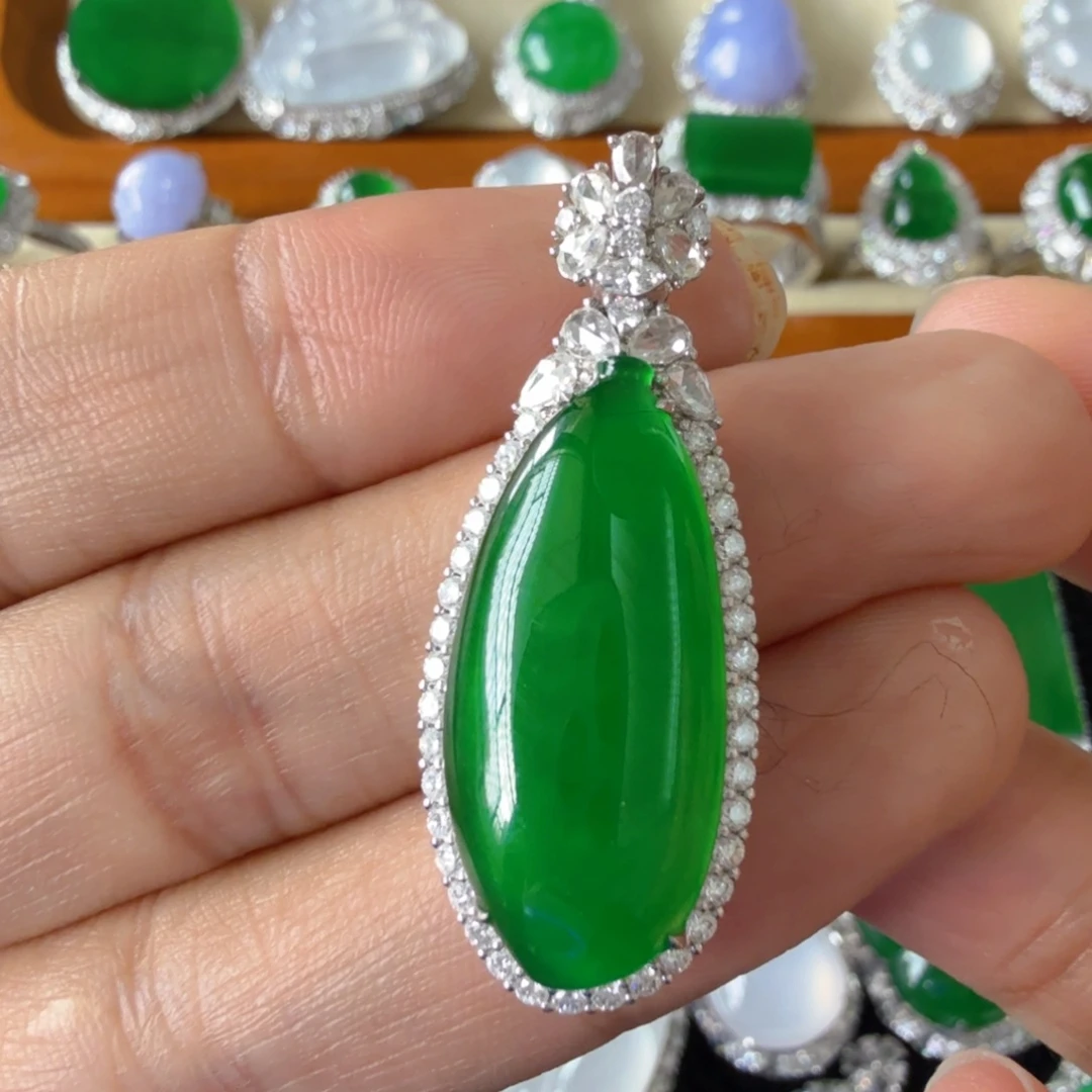 翡翠18K金镶嵌颈饰吊坠