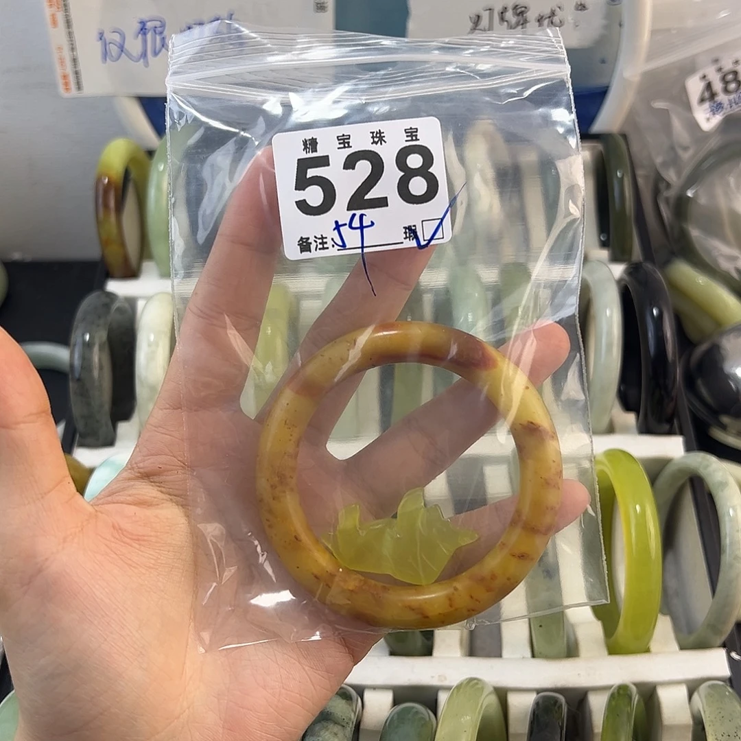 嘻***哈蛇纹石玉未镶嵌手镯