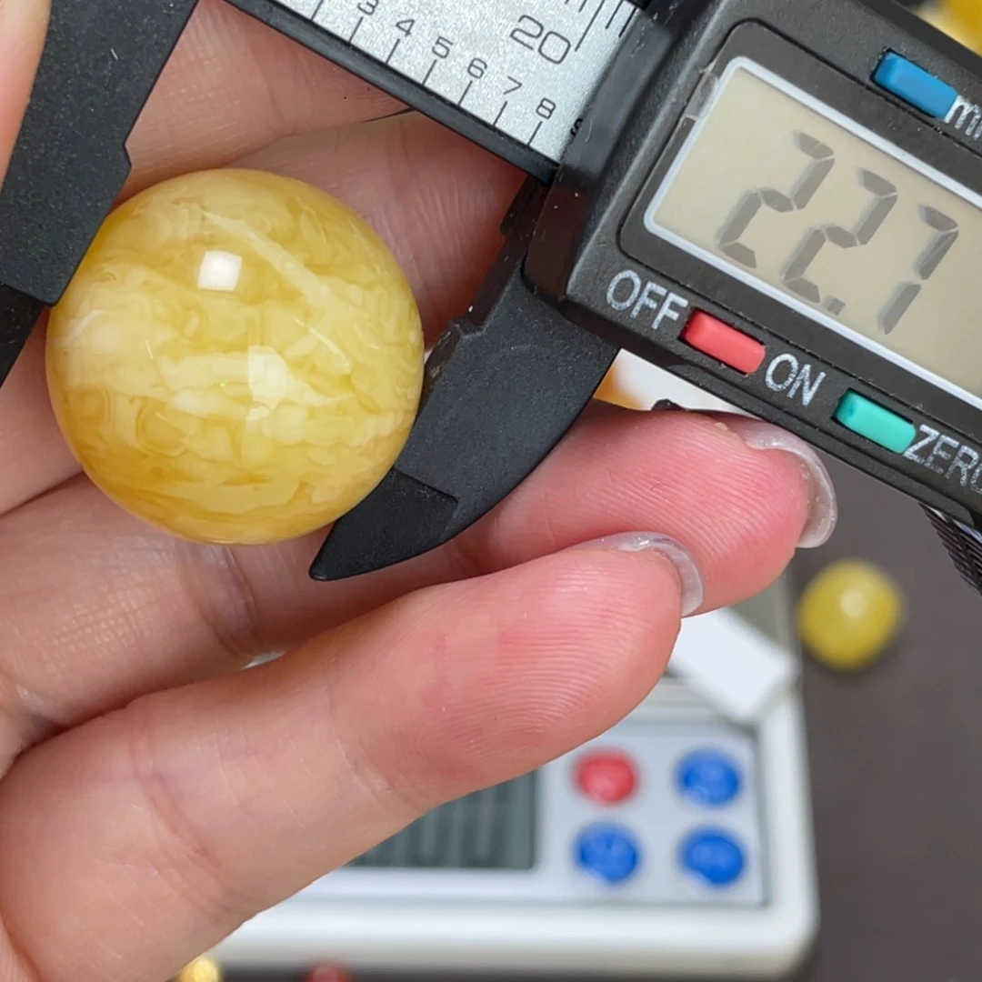 未镶嵌琥珀裸石微瑕212