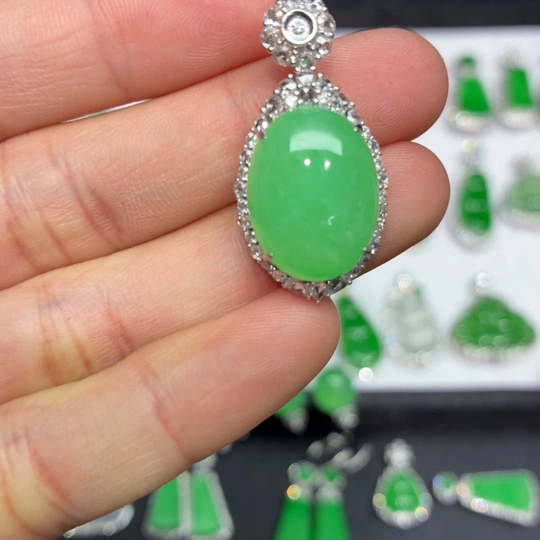 翡翠18K金镶嵌颈饰缅甸翡翠