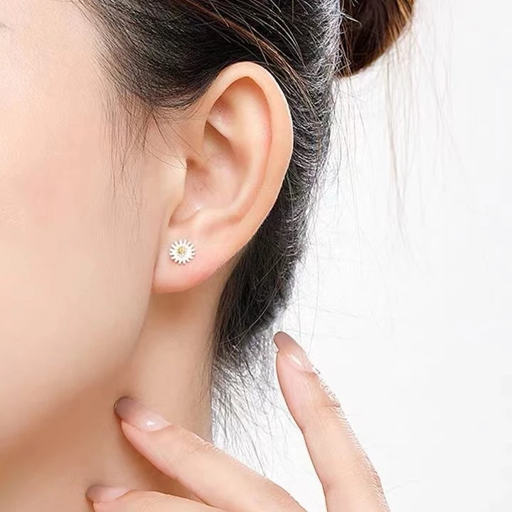 黄铜陶瓷耳饰 s999纯银雏菊耳钉女气质甜美弯钩小香风简约高级感