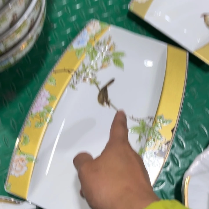 瓷片琴瑟鱼盘一个瑕疵明显