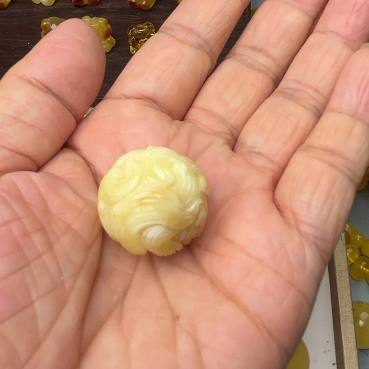 爱***玩未镶嵌琥珀裸石蜜蜡圆珠雕刻23.8