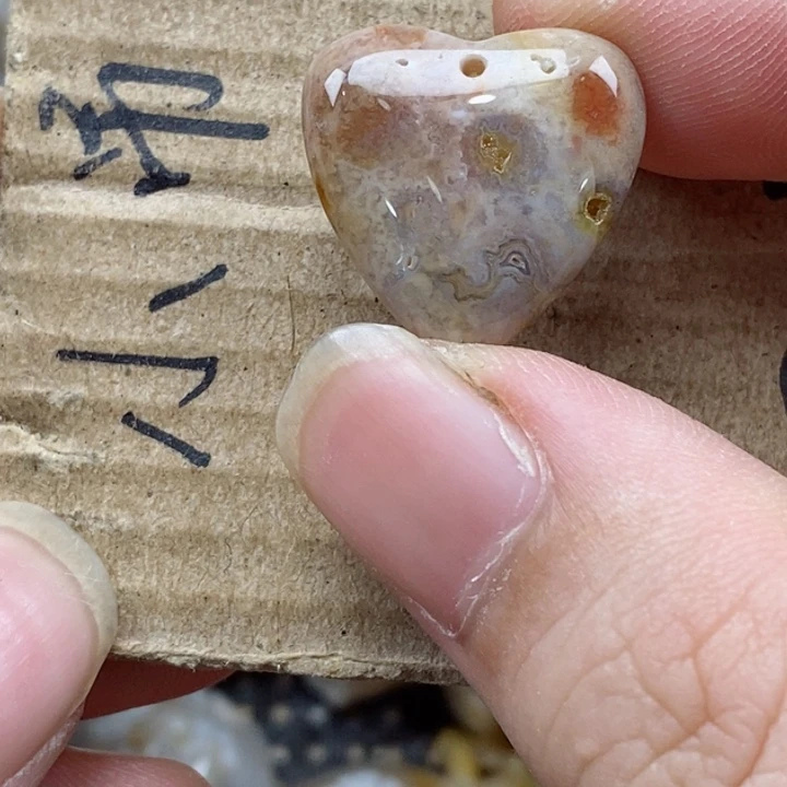 颈饰未镶嵌硅化珊瑚（珊瑚玉）裁**姐