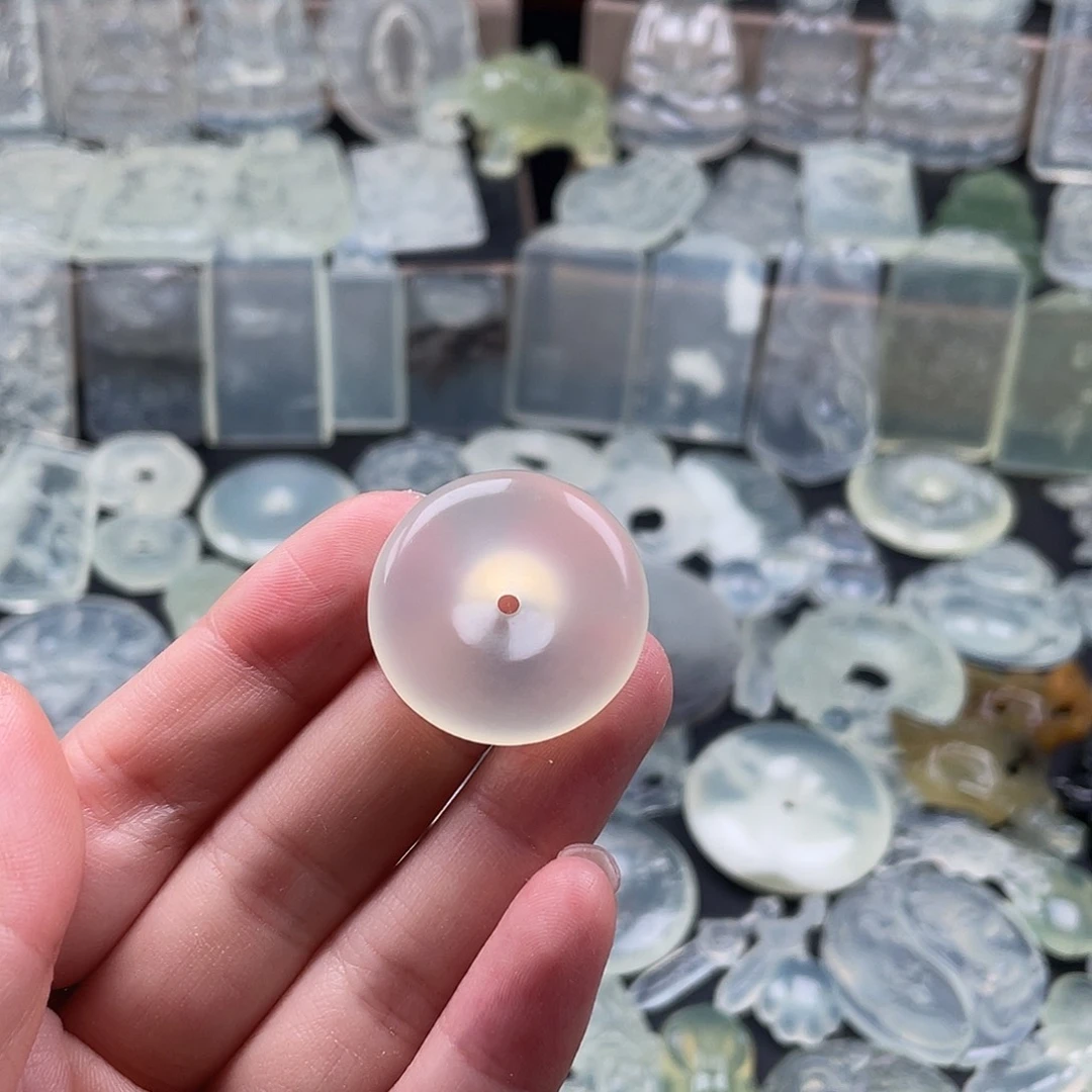 岫玉未镶嵌颈饰平安扣