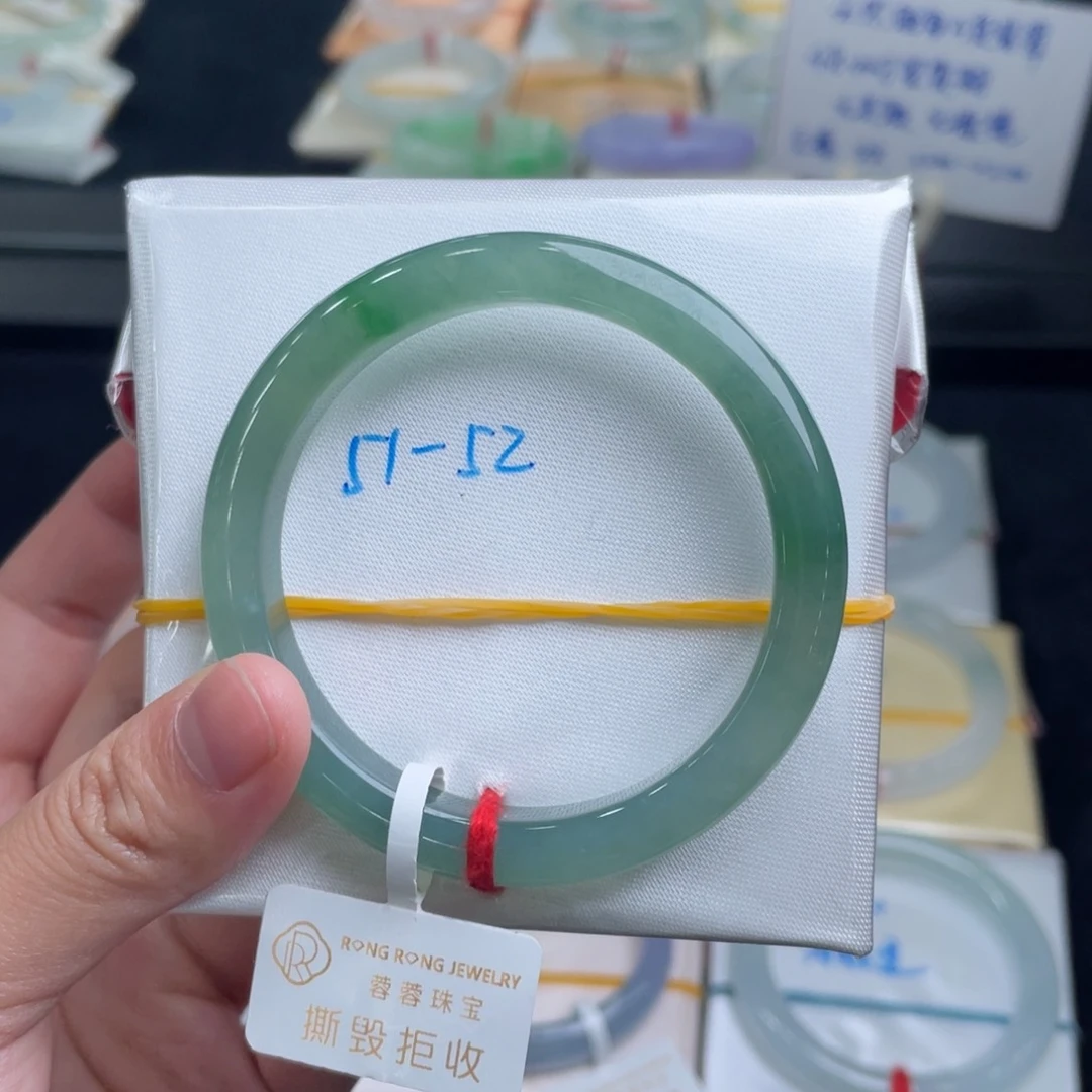 翡翠手镯未镶嵌翡翠手镯