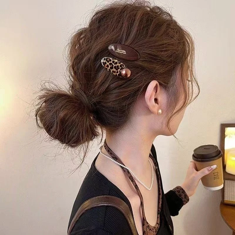 2025秋冬新款豹纹巧克力色对夹鸭嘴夹咖色珍珠韩版时尚发夹边夹女